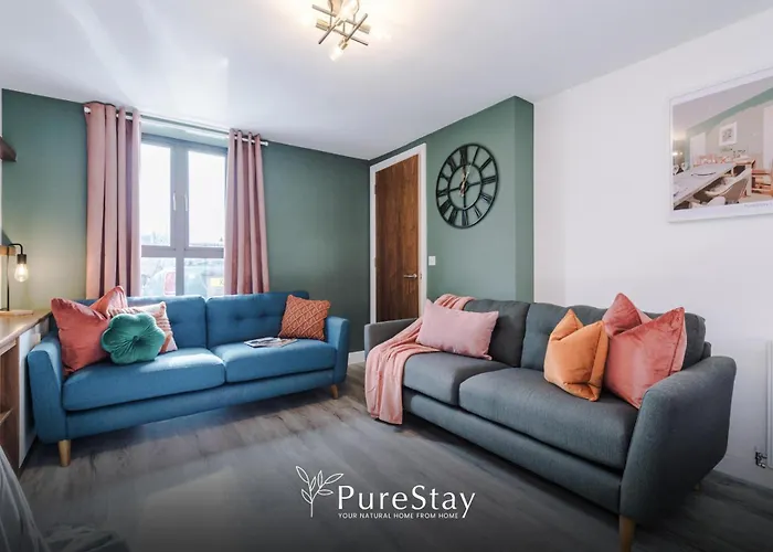 Spacious 5-bedroom Contractor House Sleeps 7 With Parking By Purestay Манчестер