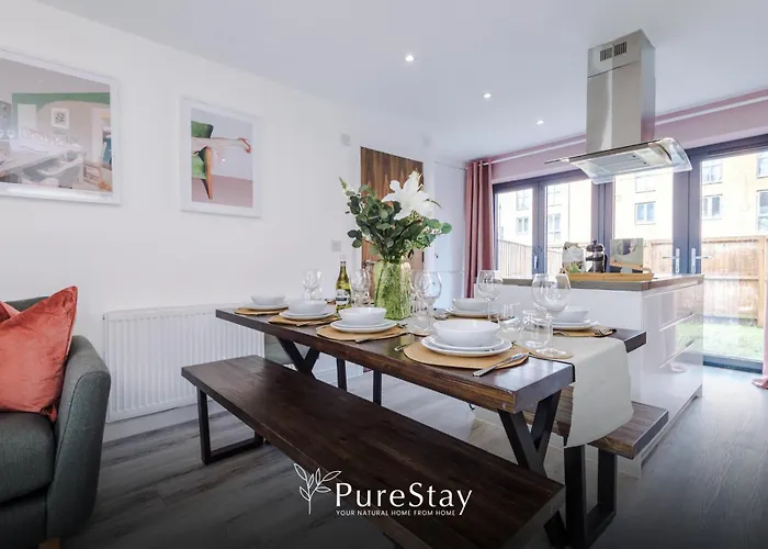 Spacious 5-bedroom Contractor House Sleeps 7 With Parking By Purestay