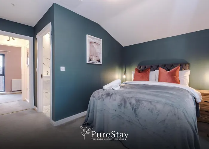 Дом отдыха Spacious 5-bedroom Contractor House Sleeps 7 With Parking By Purestay