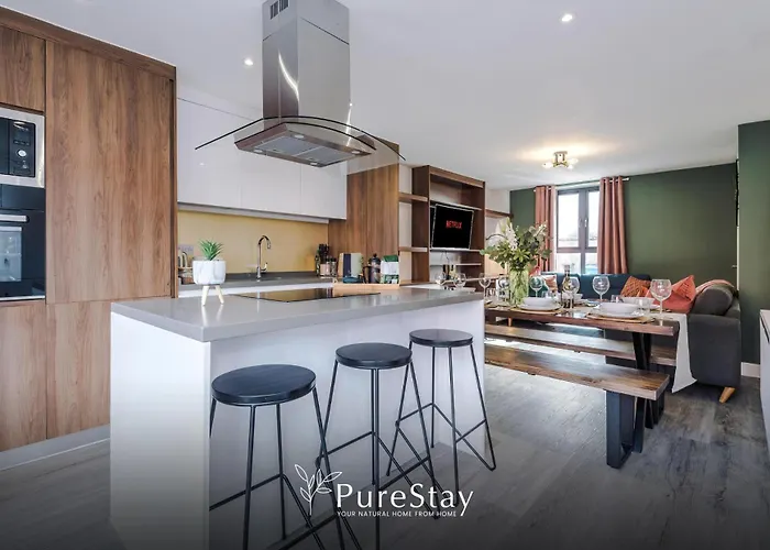 Spacious 5-bedroom Contractor House Sleeps 7 With Parking By Purestay Дом отдыха Манчестер