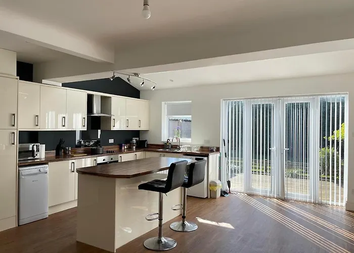 Дом отдыха Spacious 3 Bed With Driveway *