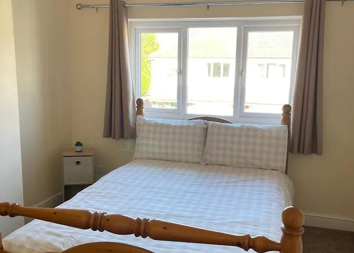 Spacious 3 Bed With Driveway Дом отдыха *