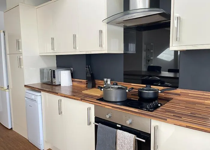 Spacious 3 Bed With Driveway *