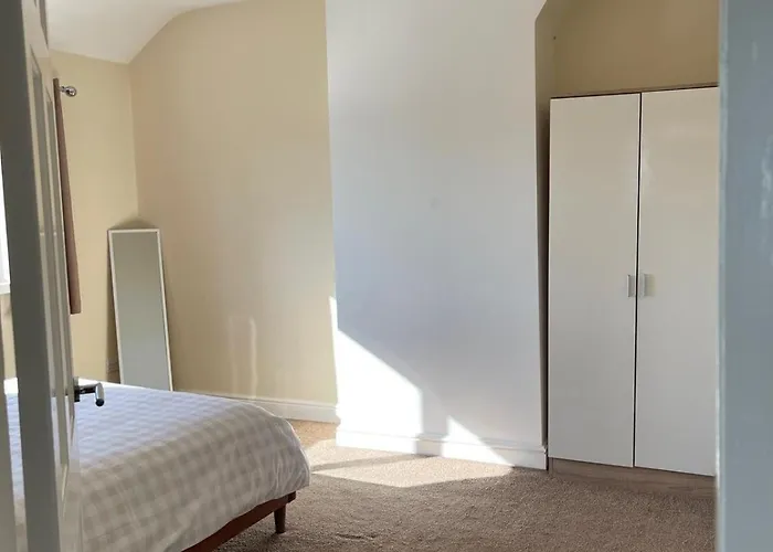 Дом отдыха Spacious 3 Bed With Driveway Манчестер