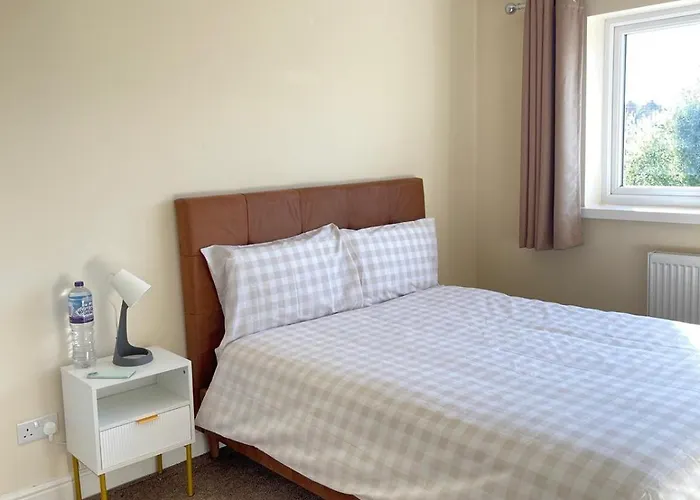 Spacious 3 Bed With Driveway *