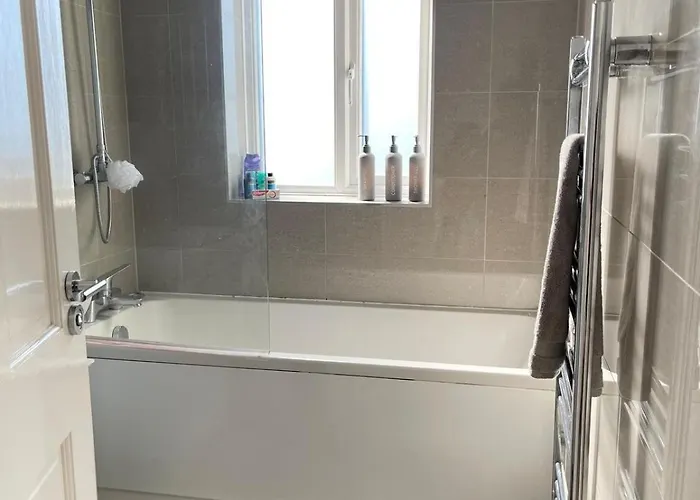 Spacious 3 Bed With Driveway * Манчестер