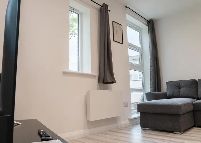 Stunning Modern 2 Bed Flat, With Parking, Near Town * Manchester