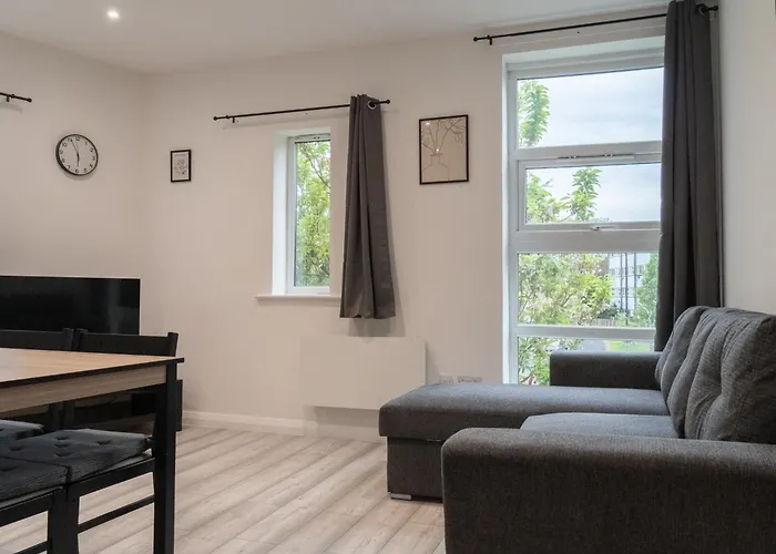 Stunning Modern 2 Bed Flat, With Parking, Near Town Apartmán