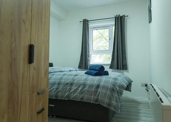 Stunning Modern 2 Bed Flat, With Parking, Near Town Apartmán