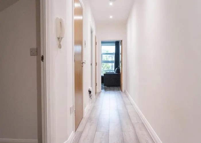 Stunning Modern 2 Bed Flat, With Parking, Near Town