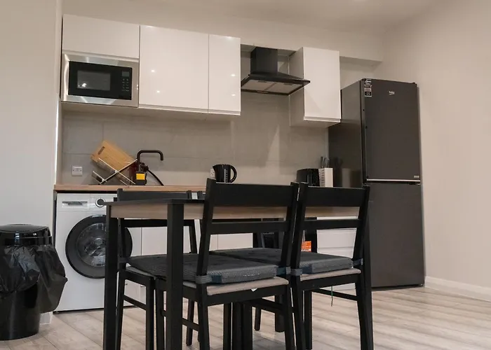 Stunning Modern 2 Bed Flat, With Parking, Near Town *