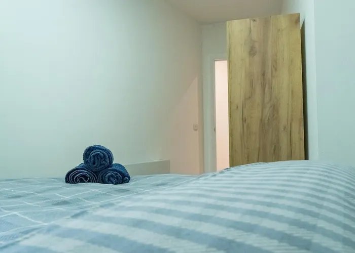 Stunning Modern 2 Bed Flat, With Parking, Near Town Apartmán