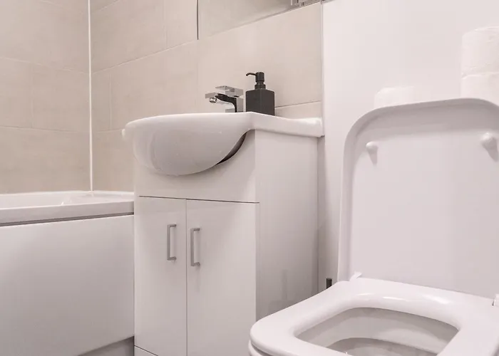 Stunning Modern 2 Bed Flat, With Parking, Near Town Apartmán *