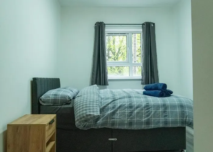 Stunning Modern 2 Bed Flat, With Parking, Near Town