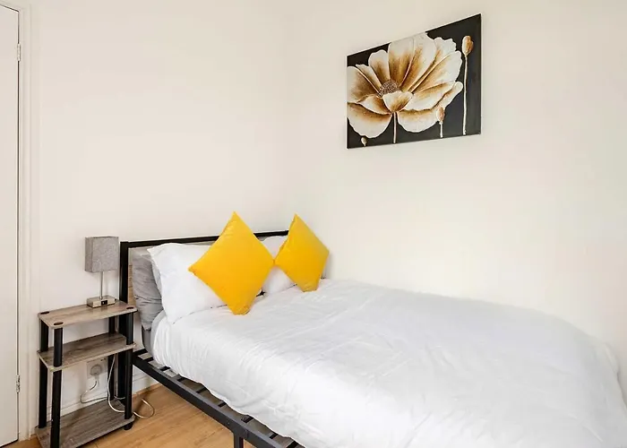 2 Min Walk Etihad Stadium & Coop Arena - 3br, Free Parking *