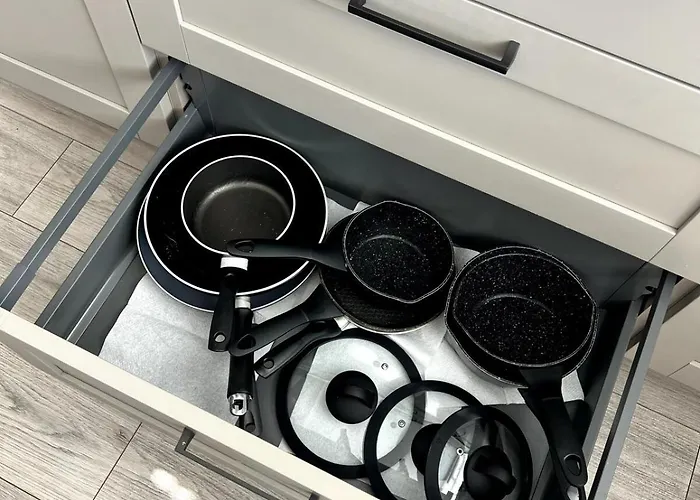 Spacious, Cosy & Stylish 3 Bed In Salford, Near Trafford Park - Free Parking *