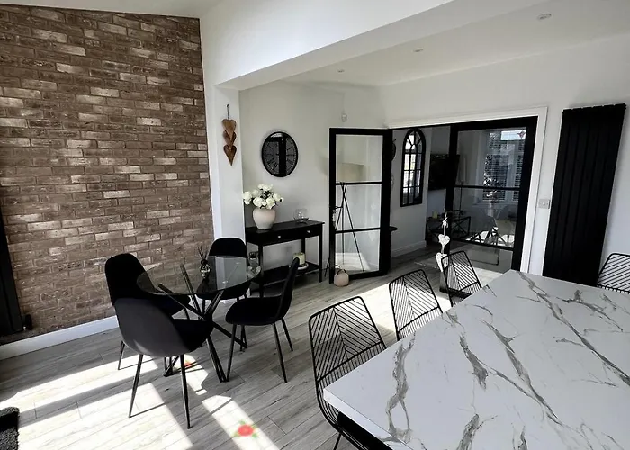 Dom wakacyjny Spacious, Cosy & Stylish 3 Bed In Salford, Near Trafford Park - Free Parking Manchester