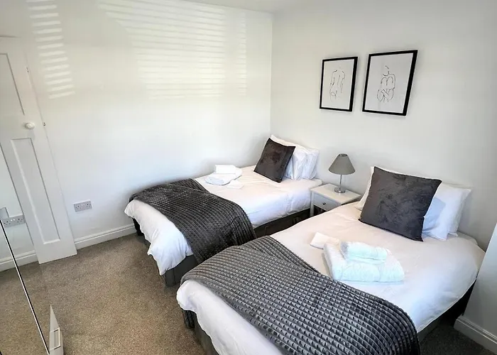 Spacious, Cosy & Stylish 3 Bed In Salford, Near Trafford Park - Free Parking *