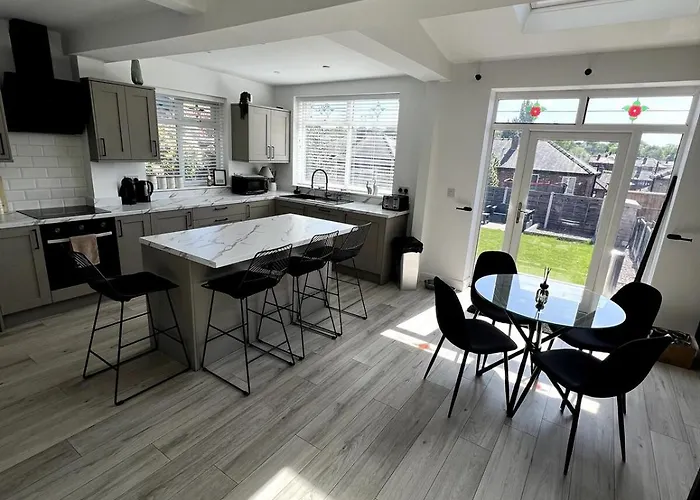 Spacious, Cosy & Stylish 3 Bed In Salford, Near Trafford Park - Free Parking * Manchester