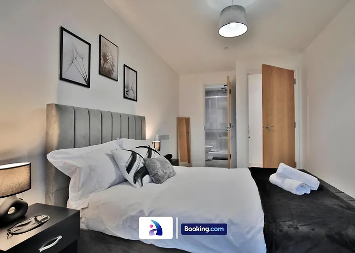 Modern 2 Bed, 2 Bath With Ensuite By Avalora Short Lets & Serviced Salford With Balcony, Near Tram Stop Salford Quays Apartamento