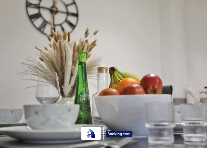 Modern 2 Bed, 2 Bath With Ensuite By Avalora Short Lets & Serviced Salford With Balcony, Near Tram Stop Salford Quays Mánchester