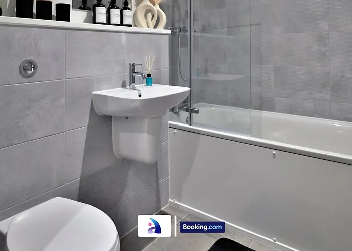 Modern 2 Bed, 2 Bath With Ensuite By Avalora Short Lets & Serviced Salford With Balcony, Near Tram Stop Salford Quays * Mánchester