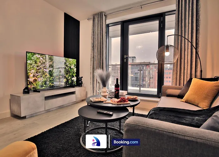 Modern 2 Bed, 2 Bath With Ensuite By Avalora Short Lets & Serviced Salford With Balcony, Near Tram Stop Salford Quays Apartamento