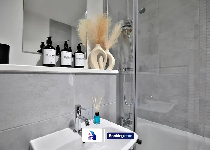 Apartamento Modern 2 Bed, 2 Bath With Ensuite By Avalora Short Lets & Serviced Salford With Balcony, Near Tram Stop Salford Quays *