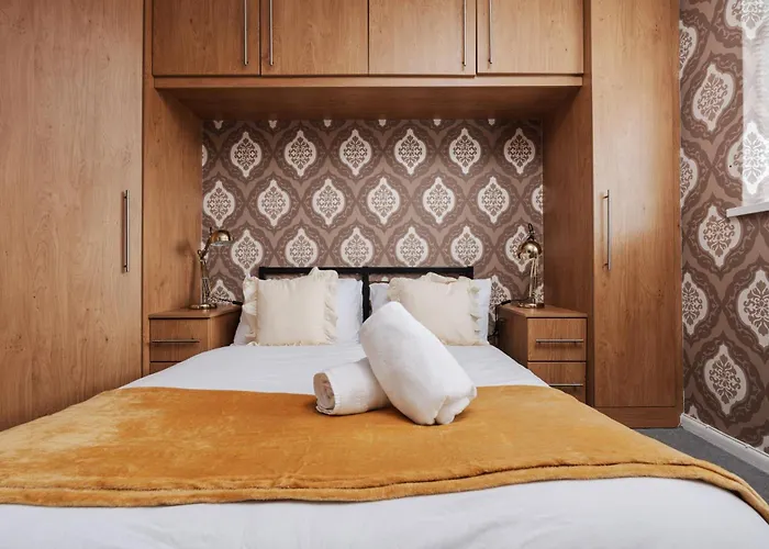 Boutique 3bd Opposite Etihad & Coop - Free Parking - Pool Table *