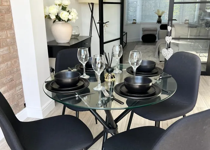 Spacious, Cosy & Stylish 3 Bed In Salford, Near Trafford Park - Free Parking * Manchester