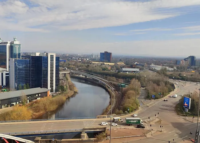 Penthouse-like With & Waterfront Views In Old Trafford With 500mbps Internet And Netflix *