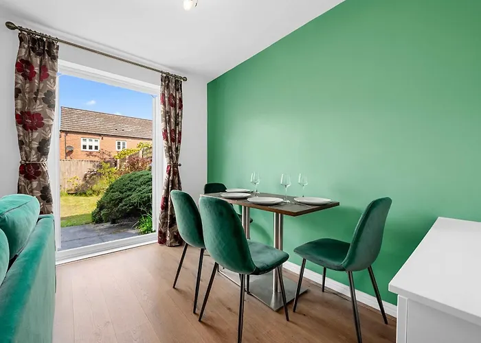 City Superhost 3-Bed House With Garden Free Parking * Manchester