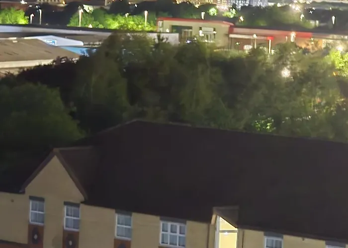 Villa Mega7 Spacious 2bedroom Apartment, 2 Bathrooms, Balcony And Free Parking Manchester