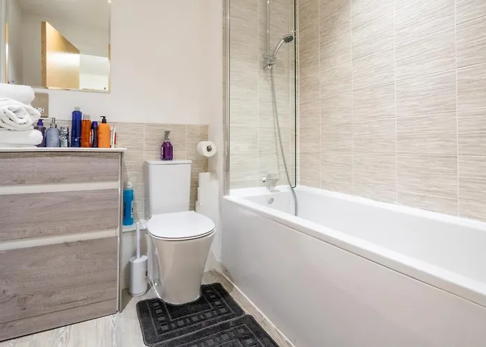 Villa Mega7 Spacious 2bedroom Apartment, 2 Bathrooms, Balcony And Free Parking *