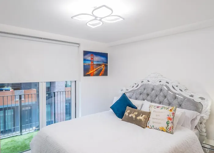 Mega7 Spacious 2bedroom Apartment, 2 Bathrooms, Balcony And Free Parking Villa Manchester