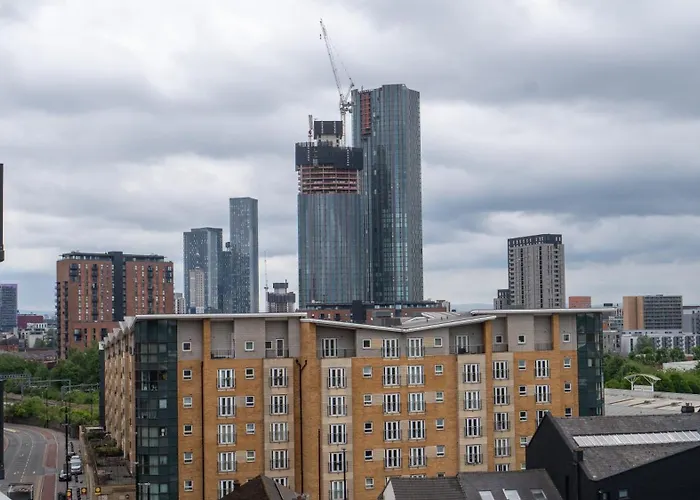 Mega7 Spacious 2bedroom Apartment, 2 Bathrooms, Balcony And Free Parking * Manchester