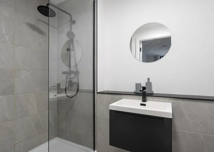 Pristine Old Trafford & Centre 2bd 2bt - Balcony