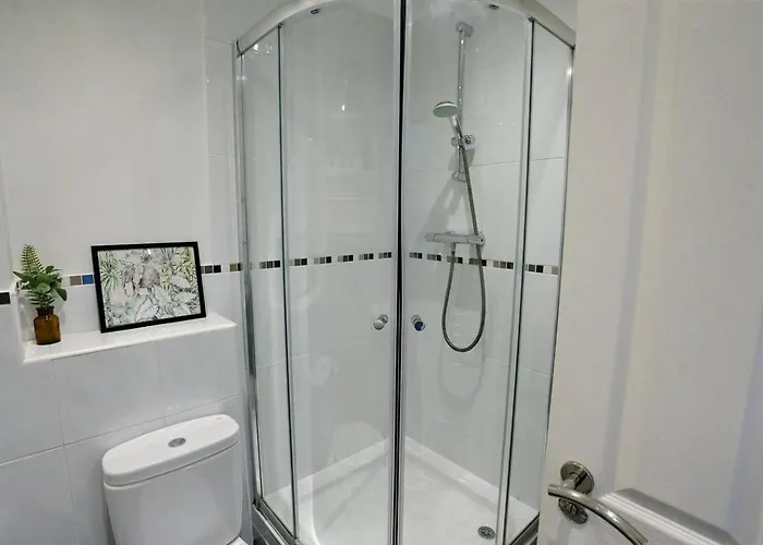 Spacious 3-Bed City Home-Ao Arena, Northern Qtr - Pass The Keys