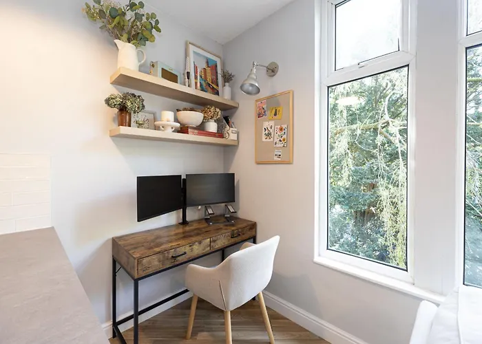 Victorian Wfh Haven With Free Parking *