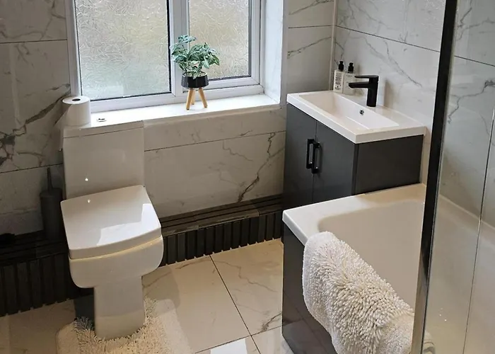 2-bed House Sleeps 4 20 Min To Centre 曼彻斯特