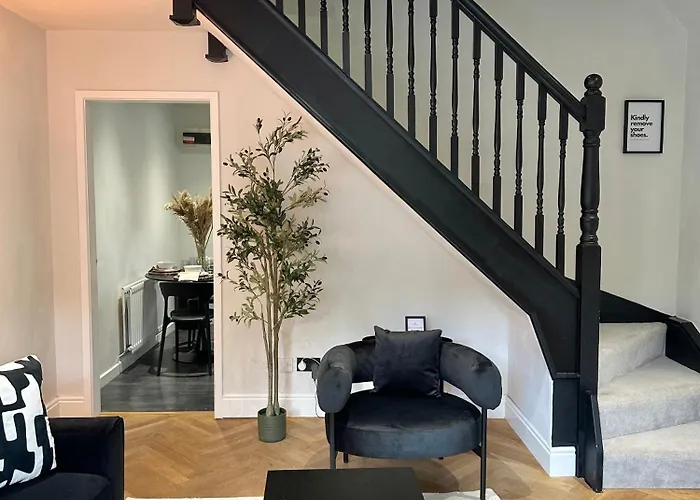 2 Bedroom House - Short Lets & Serviced With Free Parking - 1 Min From Trafford Centre & 2 Mins To M60 *