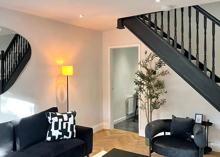 2 Bedroom House - Short Lets & Serviced With Free Parking - 1 Min From Trafford Centre & 2 Mins To M60 Semesterbostad