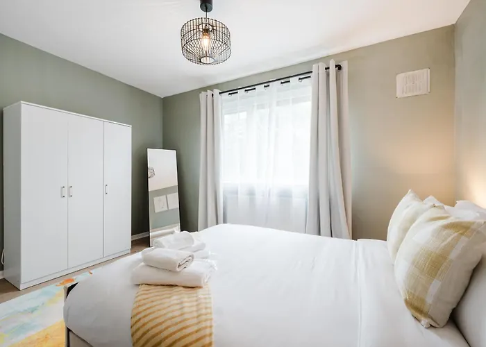 Modern 2 Bedroom House With Parking *