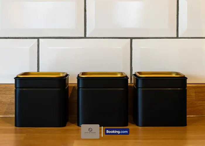 Fully Equipped Flat By Paul & Malin Short Lets & Serviced Salford Ideal For Monthly Manchester