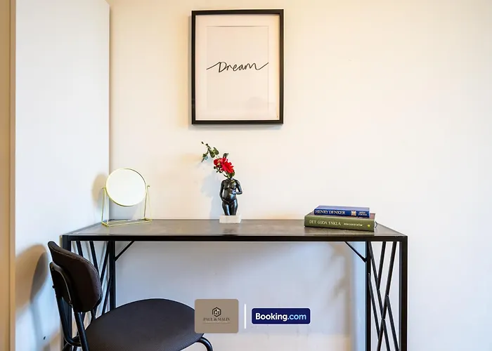 Fully Equipped Flat By Paul & Malin Short Lets & Serviced Salford Ideal For Monthly Apartment *