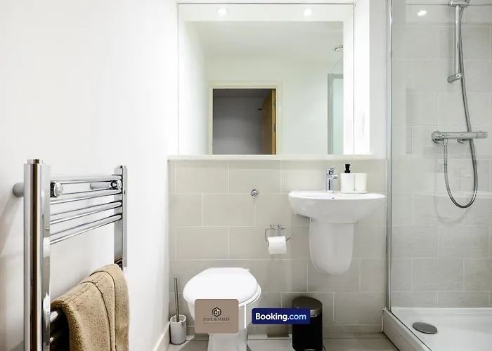 Fully Equipped Flat By Paul & Malin Short Lets & Serviced Salford Ideal For Monthly *