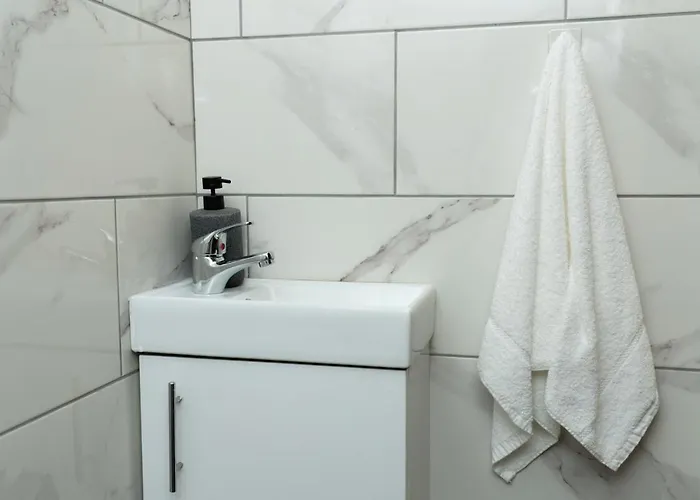 4 Bed Failsworth - 3 Bathrooms - Free Parking - Mon-fri - Ideal For Contractors And Families Tatil Evi *