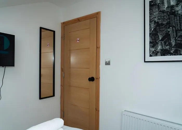 4 Bed Failsworth - 3 Bathrooms - Free Parking - Mon-fri - Ideal For Contractors And Families * Manchester