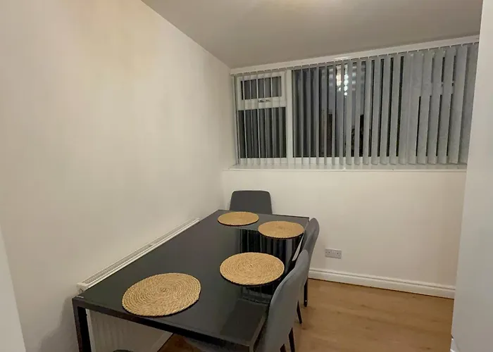 Contractor Stays, Fast Wifi, Free Parking, Work شقة