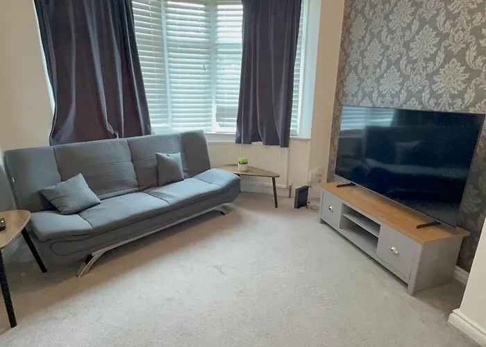 Contractor Stays, Fast Wifi, Free Parking, Work شقة